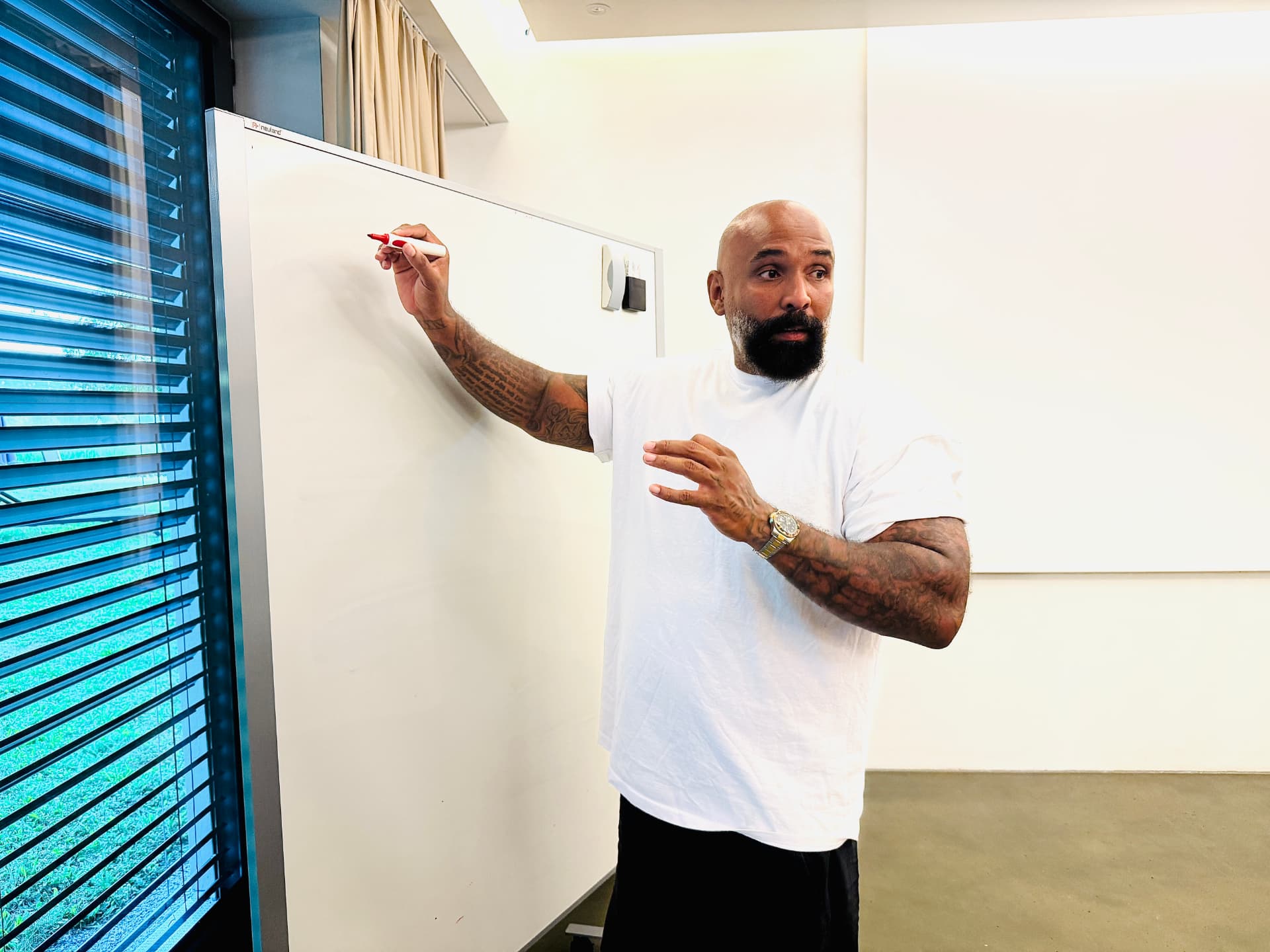 Lorence Eni vor einem Whiteboard